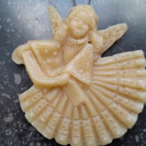 Kerstfiguren gieten van bijenwas